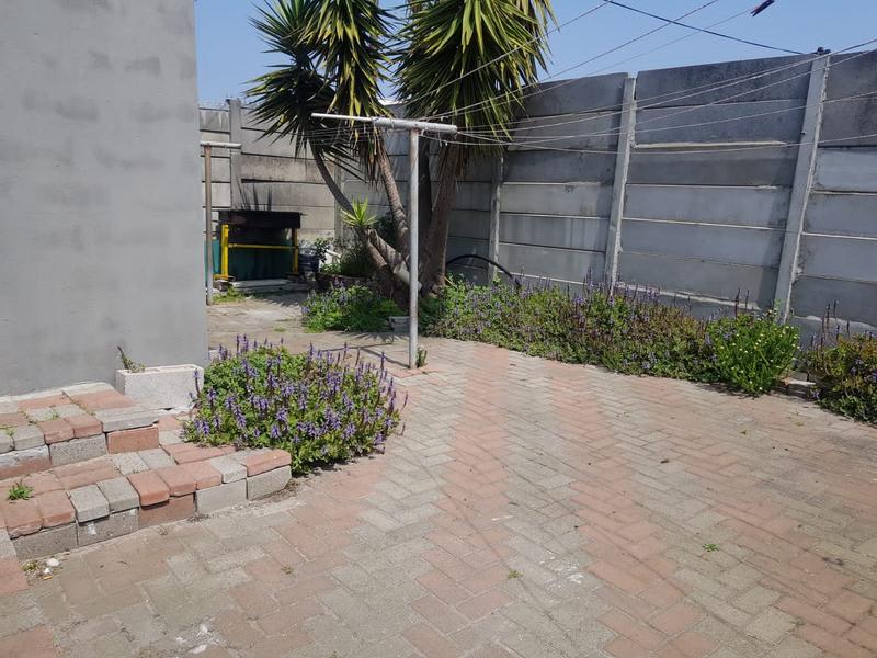 5 Bedroom Property for Sale in Pelikan Park Western Cape